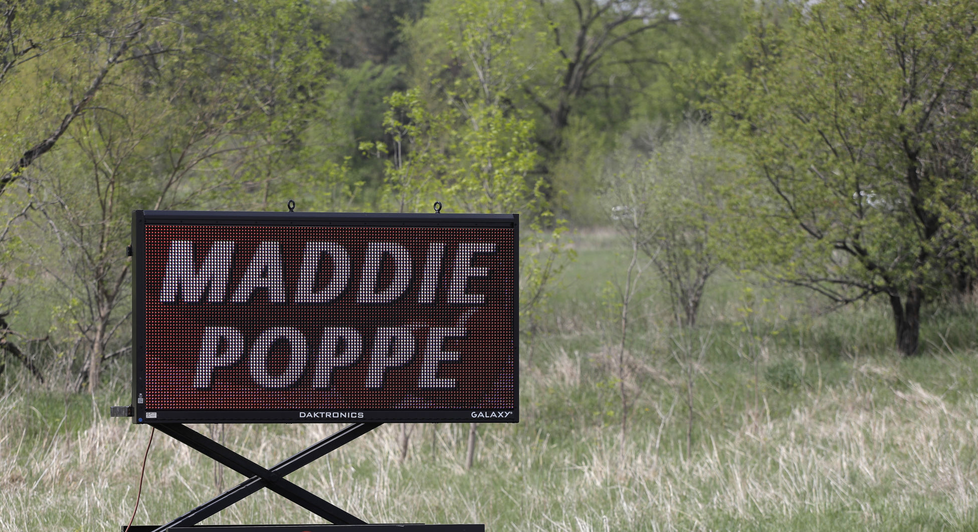 051418mp-Maddie-Poppe-signs-Clarksville-8